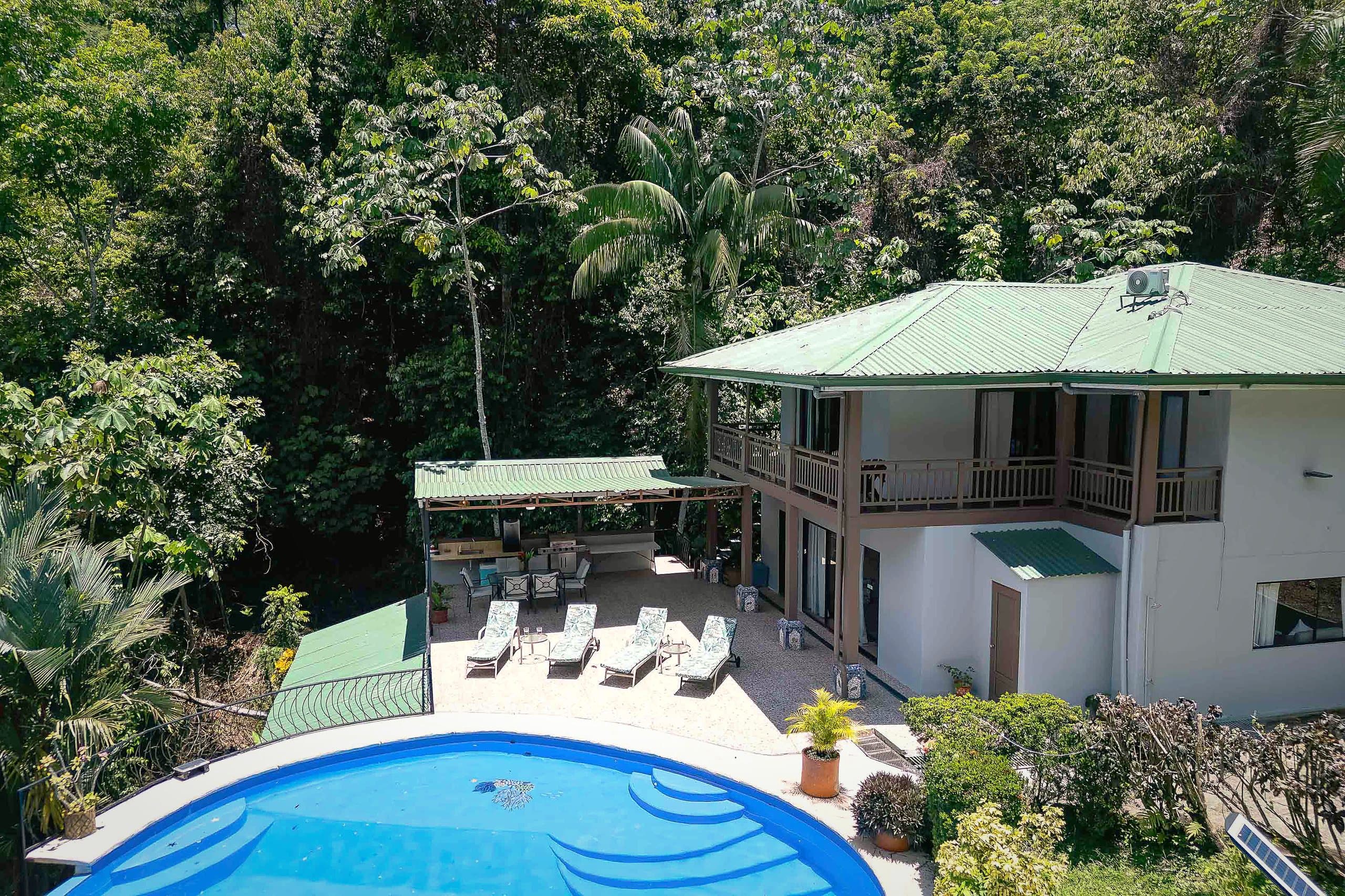 Vista aérea de Casa Mariposa: piscina, rancho y selva