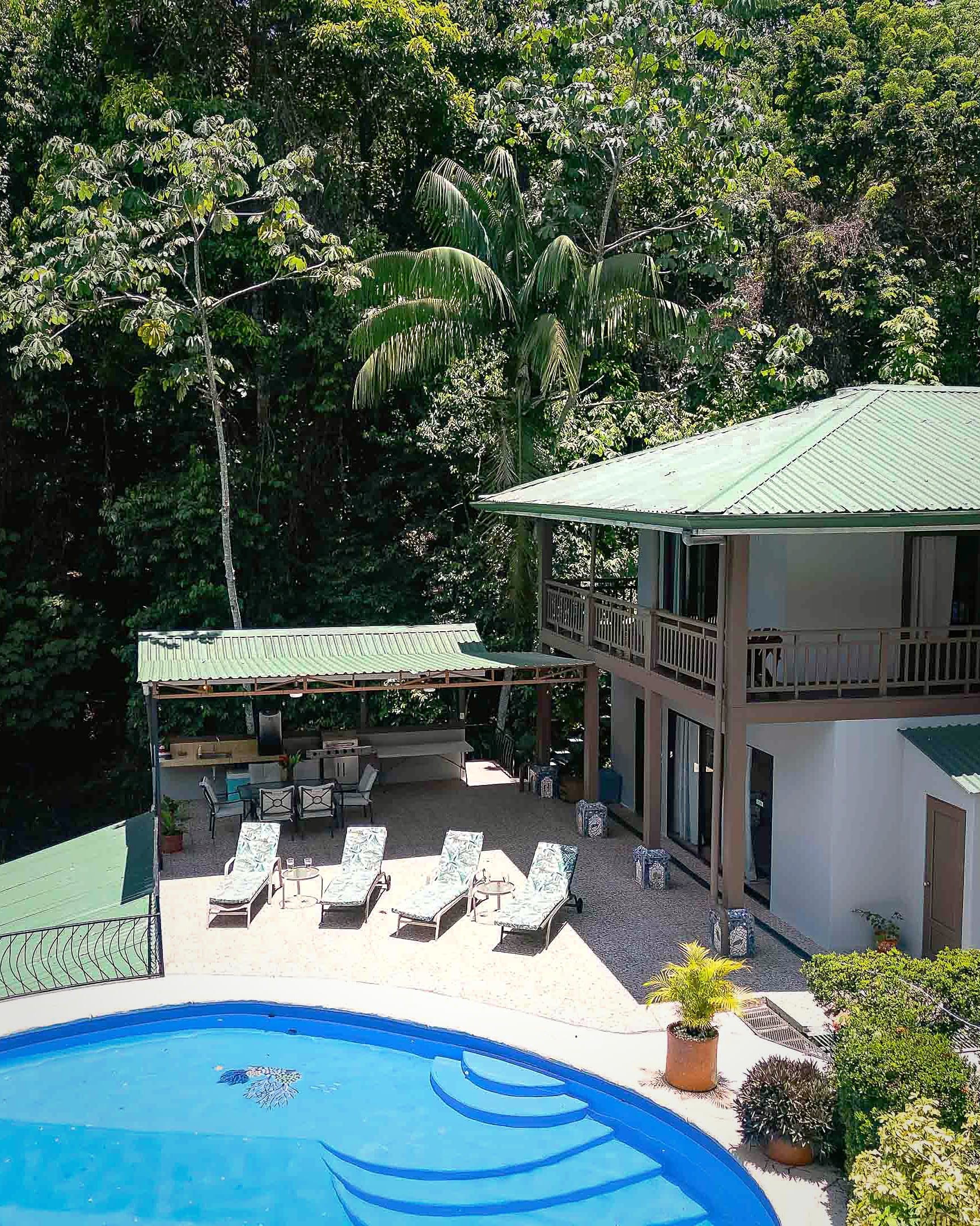 Vista aérea de Casa Mariposa: piscina, rancho y selva