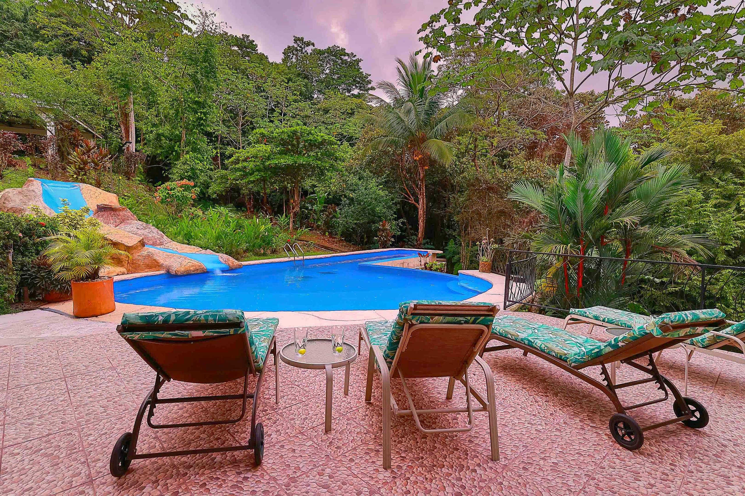 Tumbonas junto a la piscina al atardecer