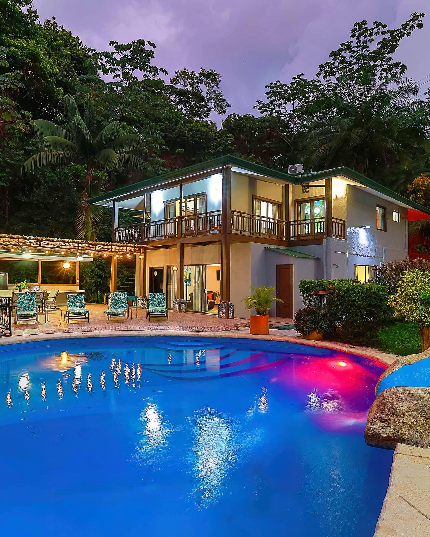 De noche, es otra casa.